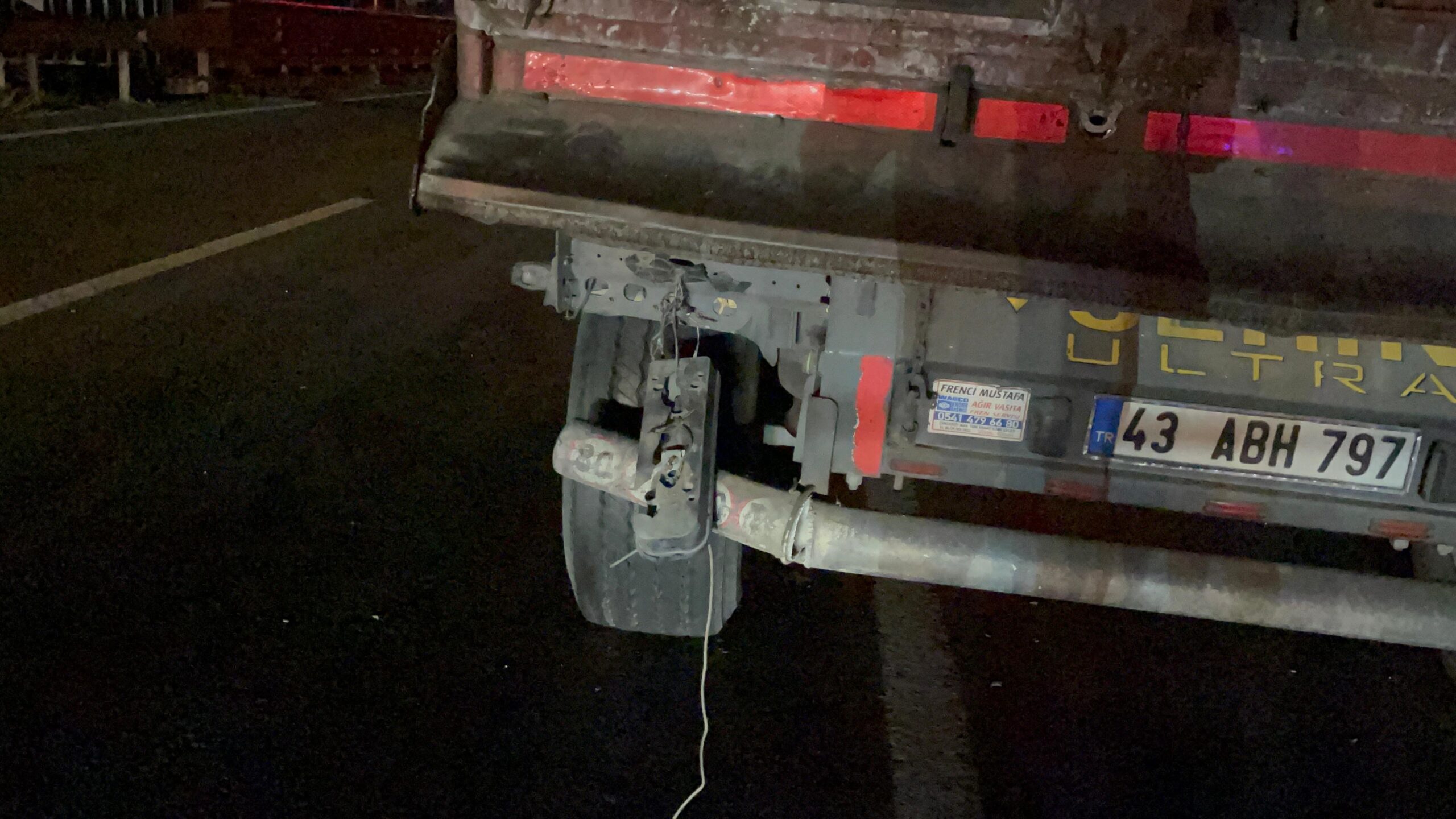 Feci kaza! Tıra arkadan çarptı... - Resim : 2