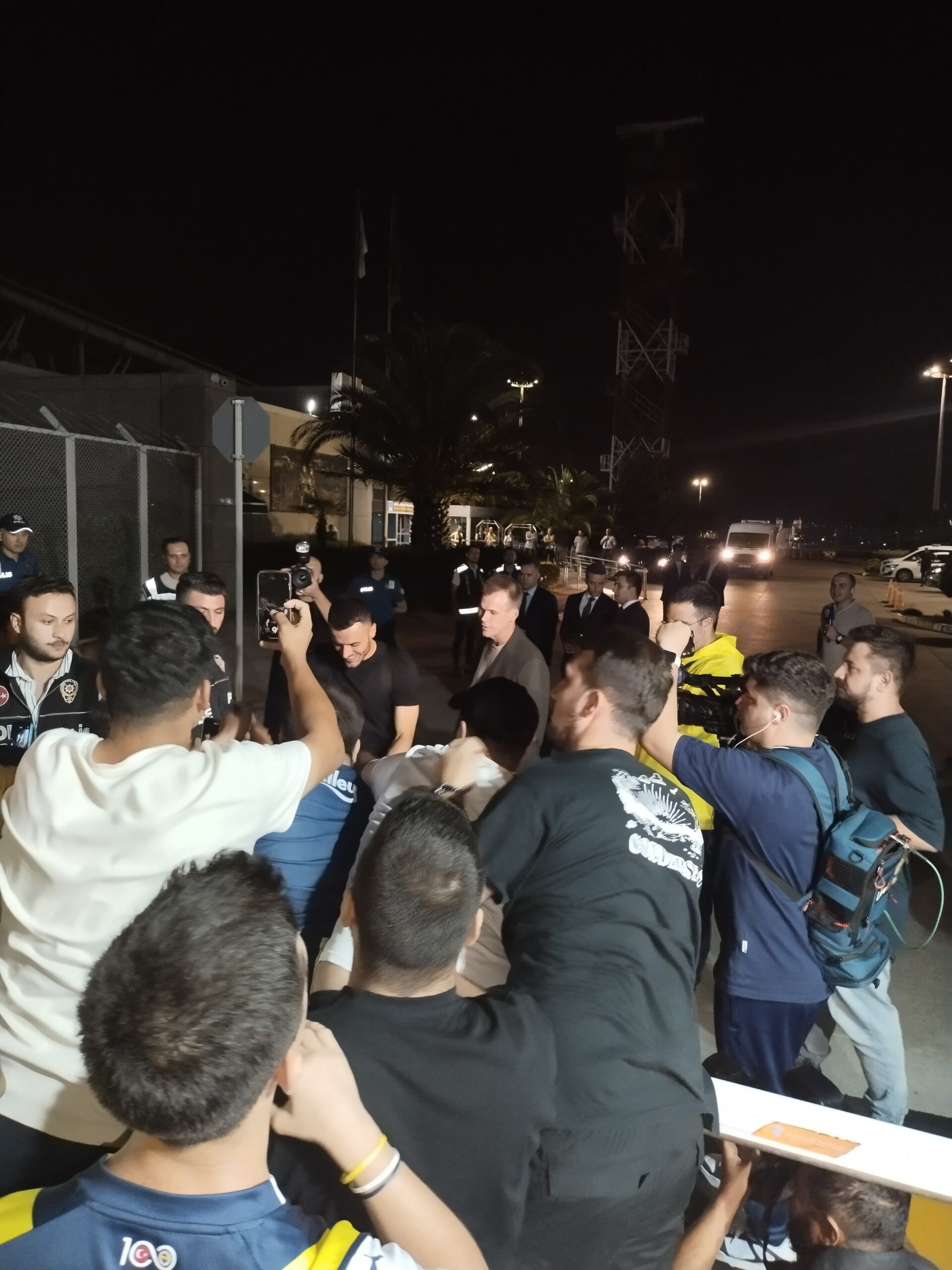 Fenerbahçe'nin yeni transferi Filip Kostic, İstanbul'a geldi - Resim : 1