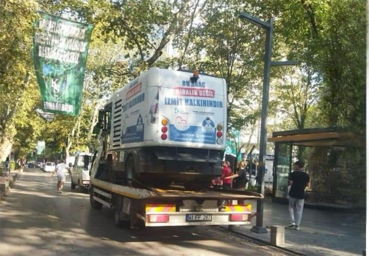 Gümüş'ten İzmit Belediyesini ti'ye alan paylaşım: Dört dönmeye gücü yetmedi - Resim : 1