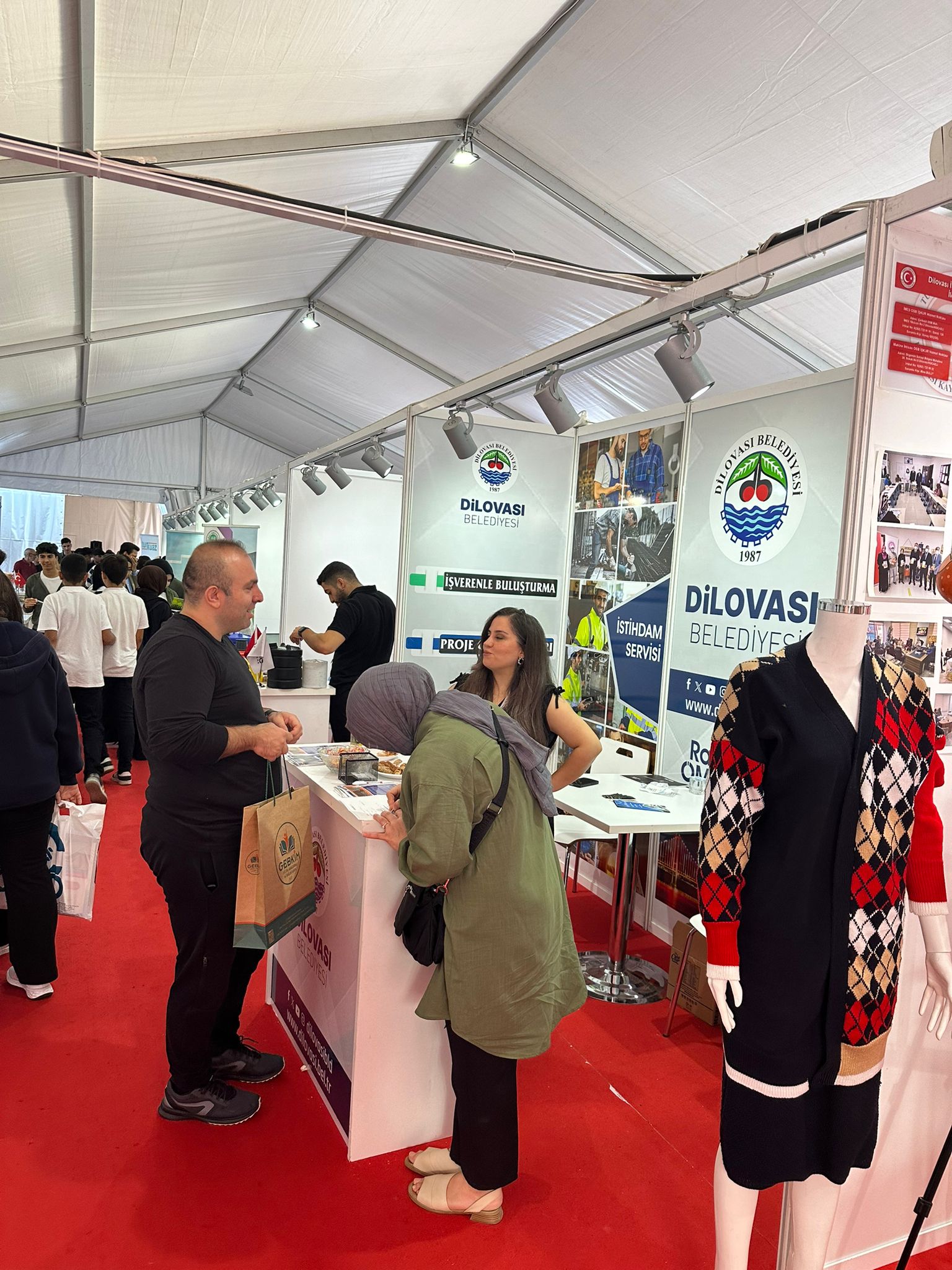 İş arayanlar bu standı ziyaret ediyor: Yoğun ilgi - Resim : 3