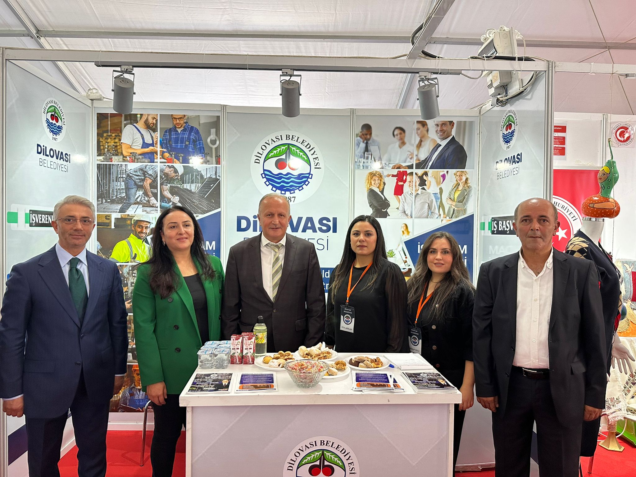 İş arayanlar bu standı ziyaret ediyor: Yoğun ilgi - Resim : 1