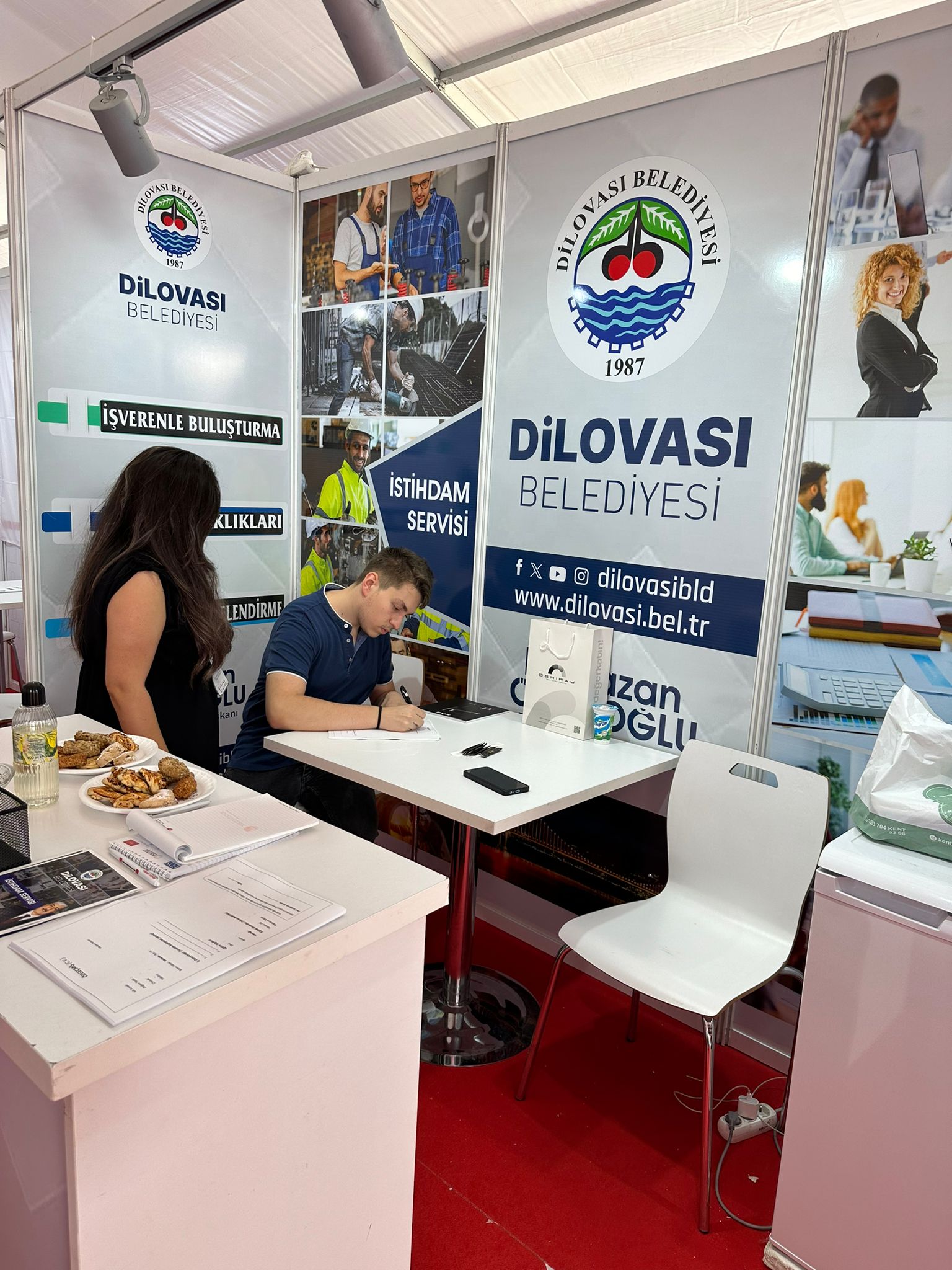 İş arayanlar bu standı ziyaret ediyor: Yoğun ilgi - Resim : 7