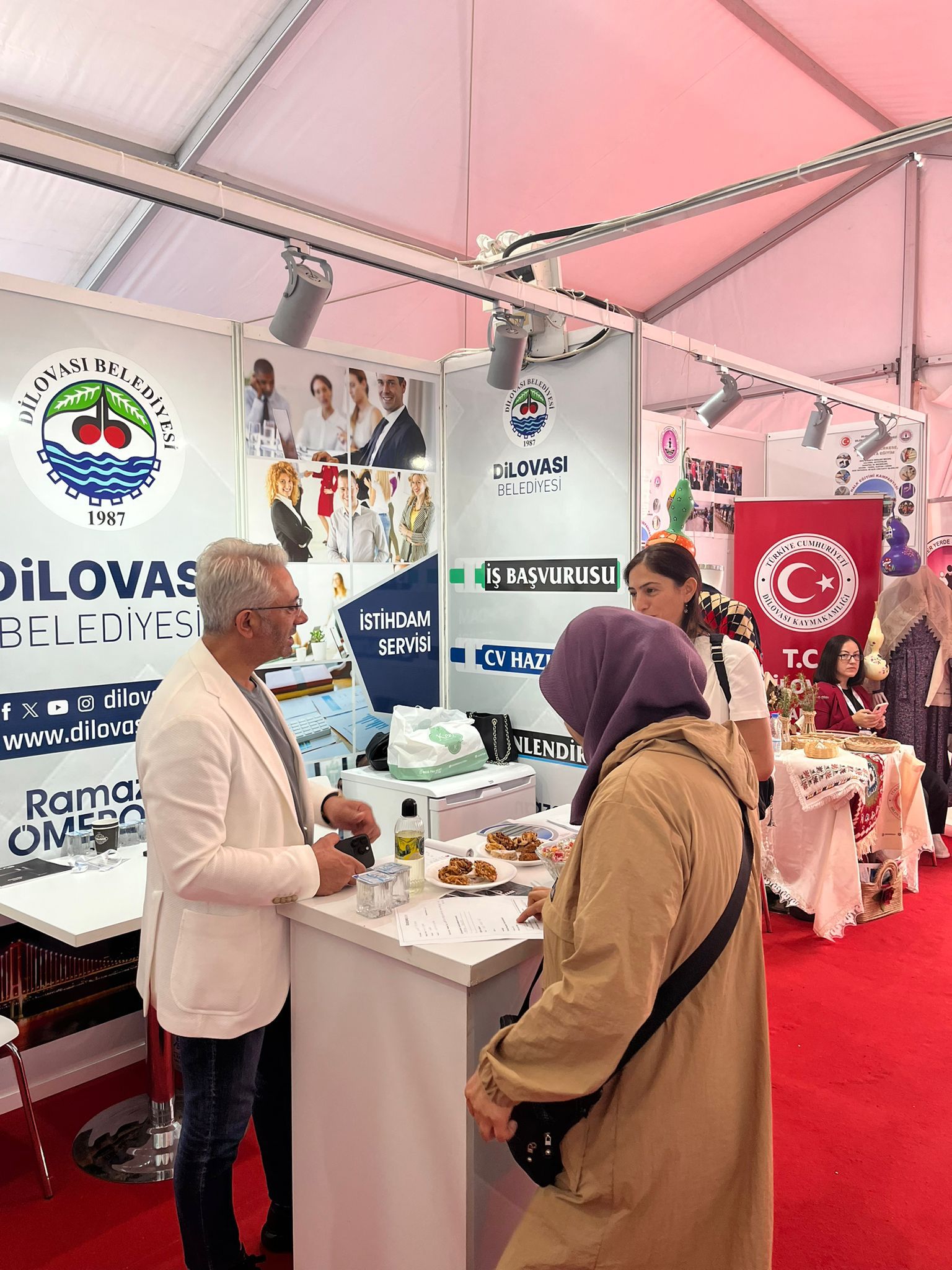 İş arayanlar bu standı ziyaret ediyor: Yoğun ilgi - Resim : 4