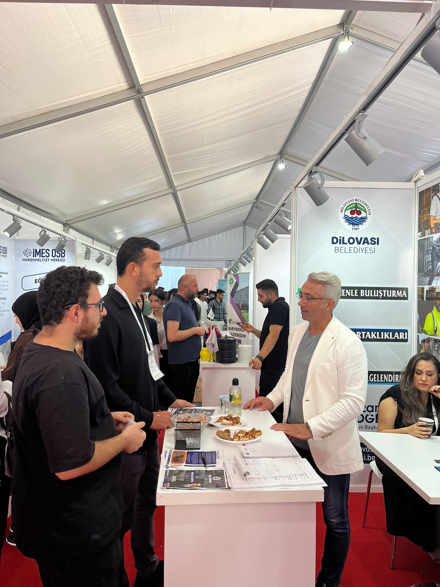 İş arayanlar bu standı ziyaret ediyor: Yoğun ilgi - Resim : 2