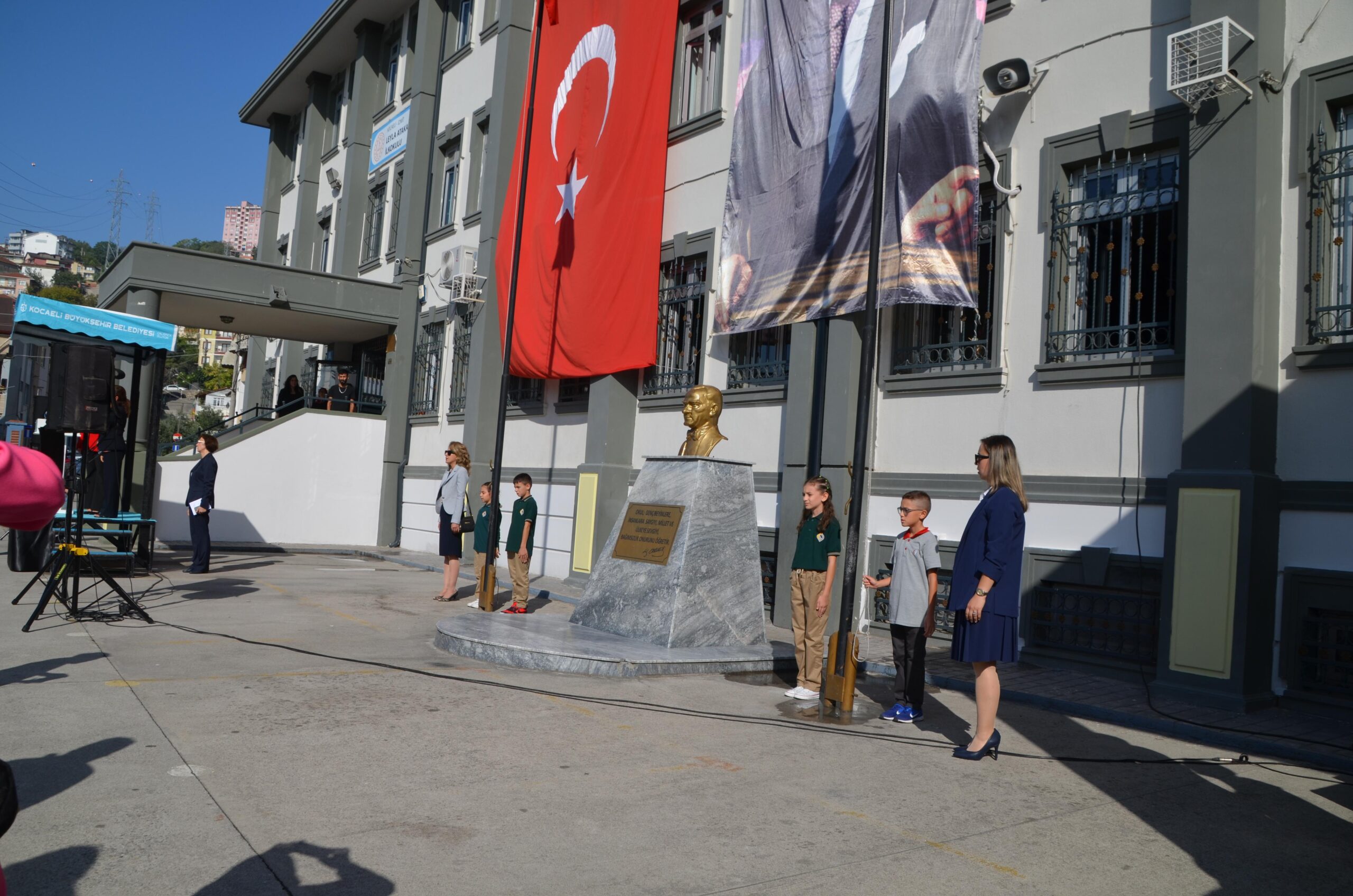 Kocaeli'de 433 bin öğrenci ders başı yaptı! Vali Aktaş ilk ders zilini öğrencilerle çaldı - Resim : 12