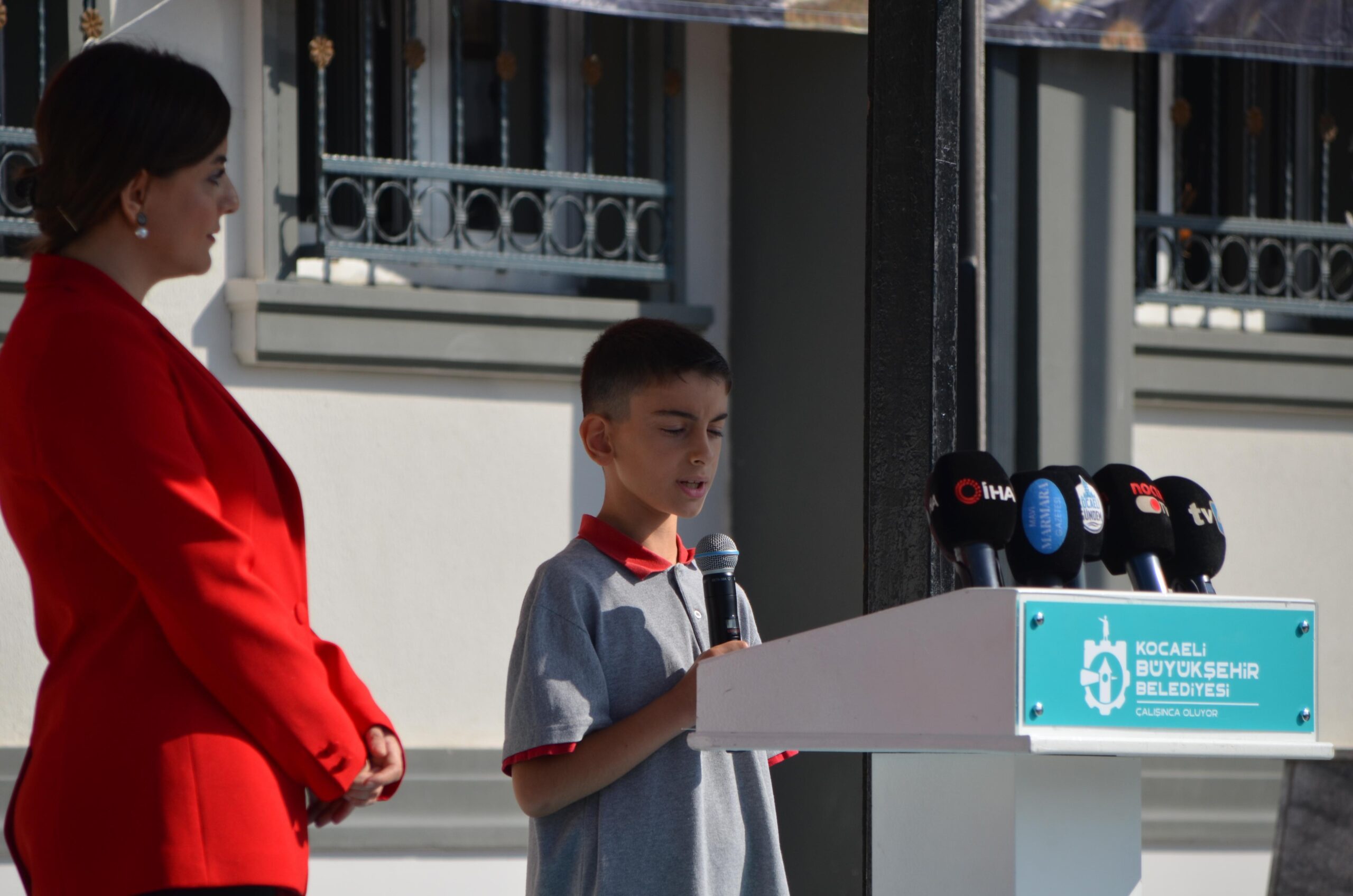 Kocaeli'de 433 bin öğrenci ders başı yaptı! Vali Aktaş ilk ders zilini öğrencilerle çaldı - Resim : 8