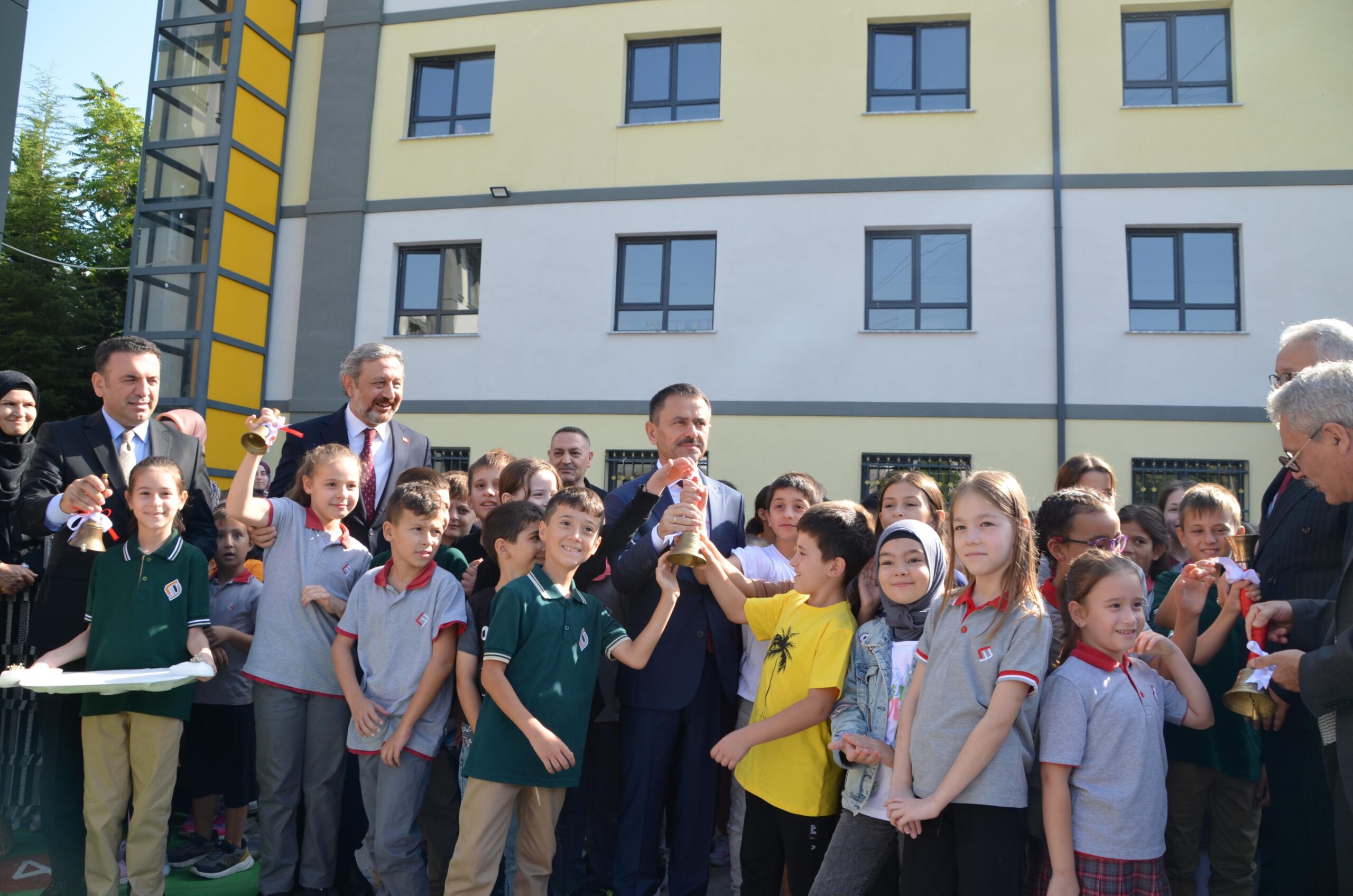 Kocaeli'de 433 bin öğrenci ders başı yaptı! Vali Aktaş ilk ders zilini öğrencilerle çaldı - Resim : 1