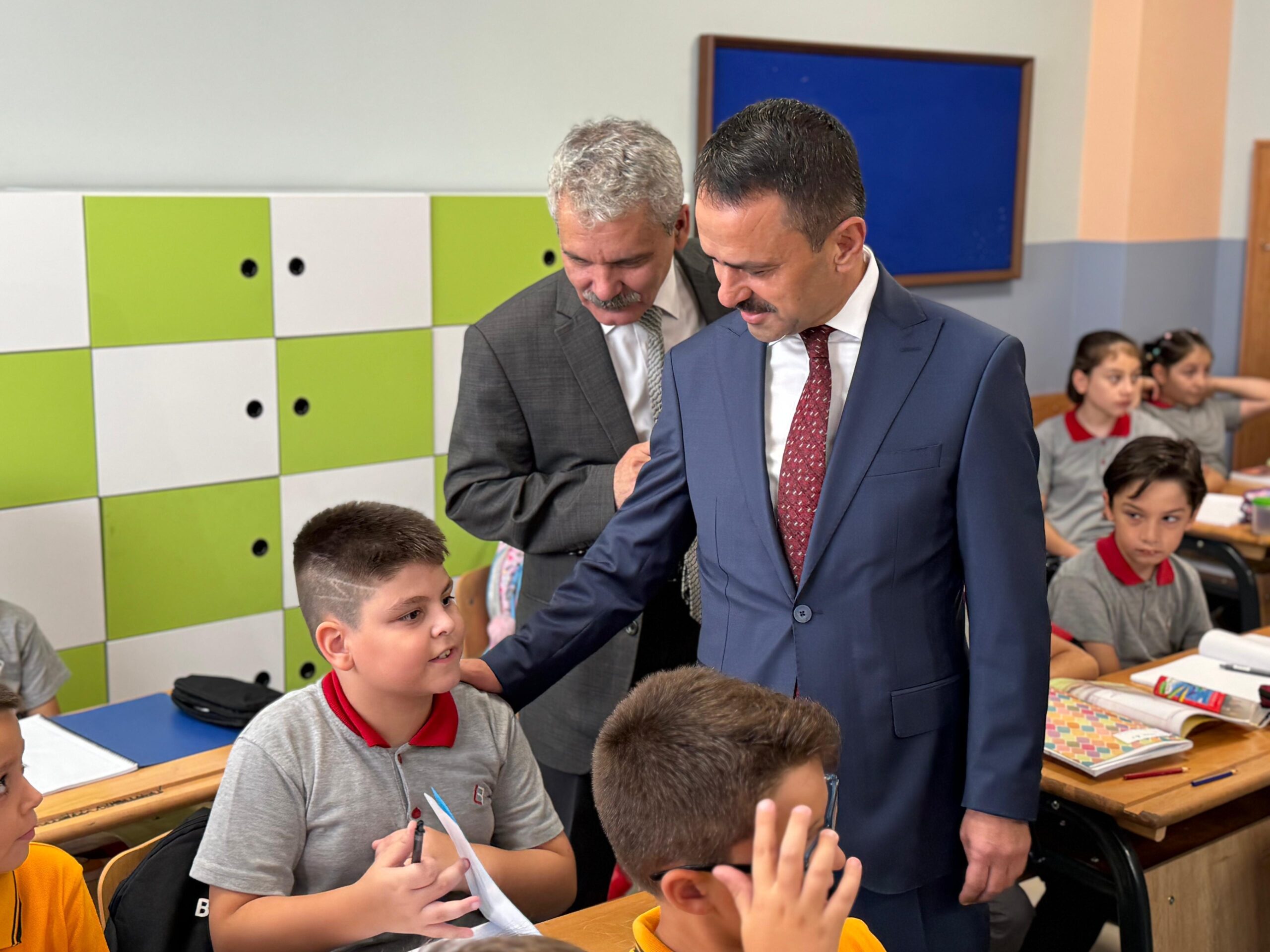 Kocaeli'de 433 bin öğrenci ders başı yaptı! Vali Aktaş ilk ders zilini öğrencilerle çaldı - Resim : 5