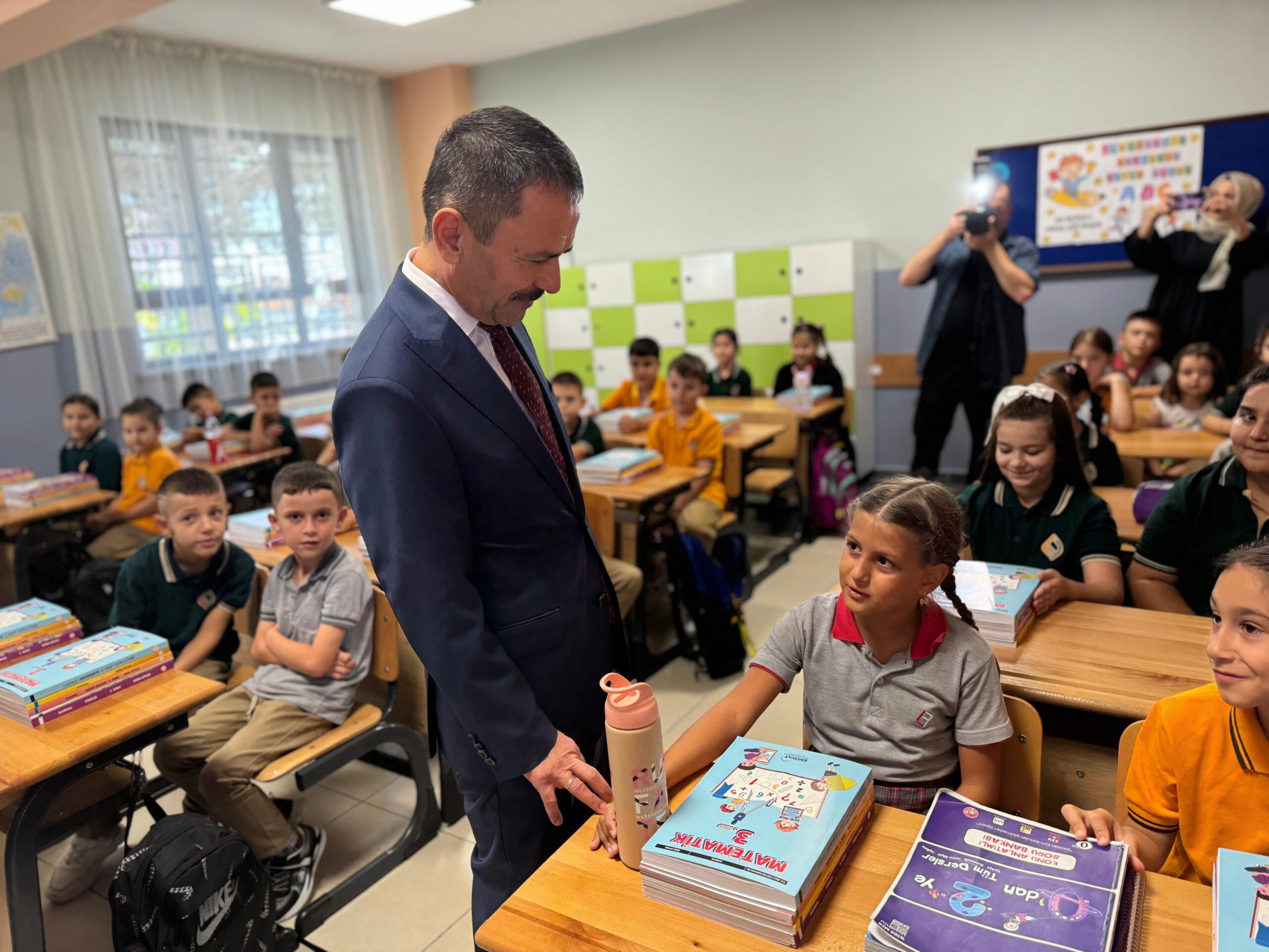 Kocaeli'de 433 bin öğrenci ders başı yaptı! Vali Aktaş ilk ders zilini öğrencilerle çaldı - Resim : 4