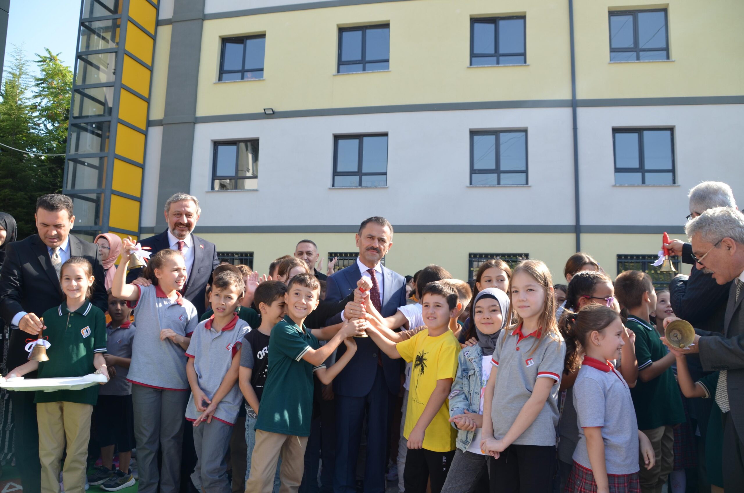 Kocaeli'de 433 bin öğrenci ders başı yaptı! Vali Aktaş ilk ders zilini öğrencilerle çaldı - Resim : 6