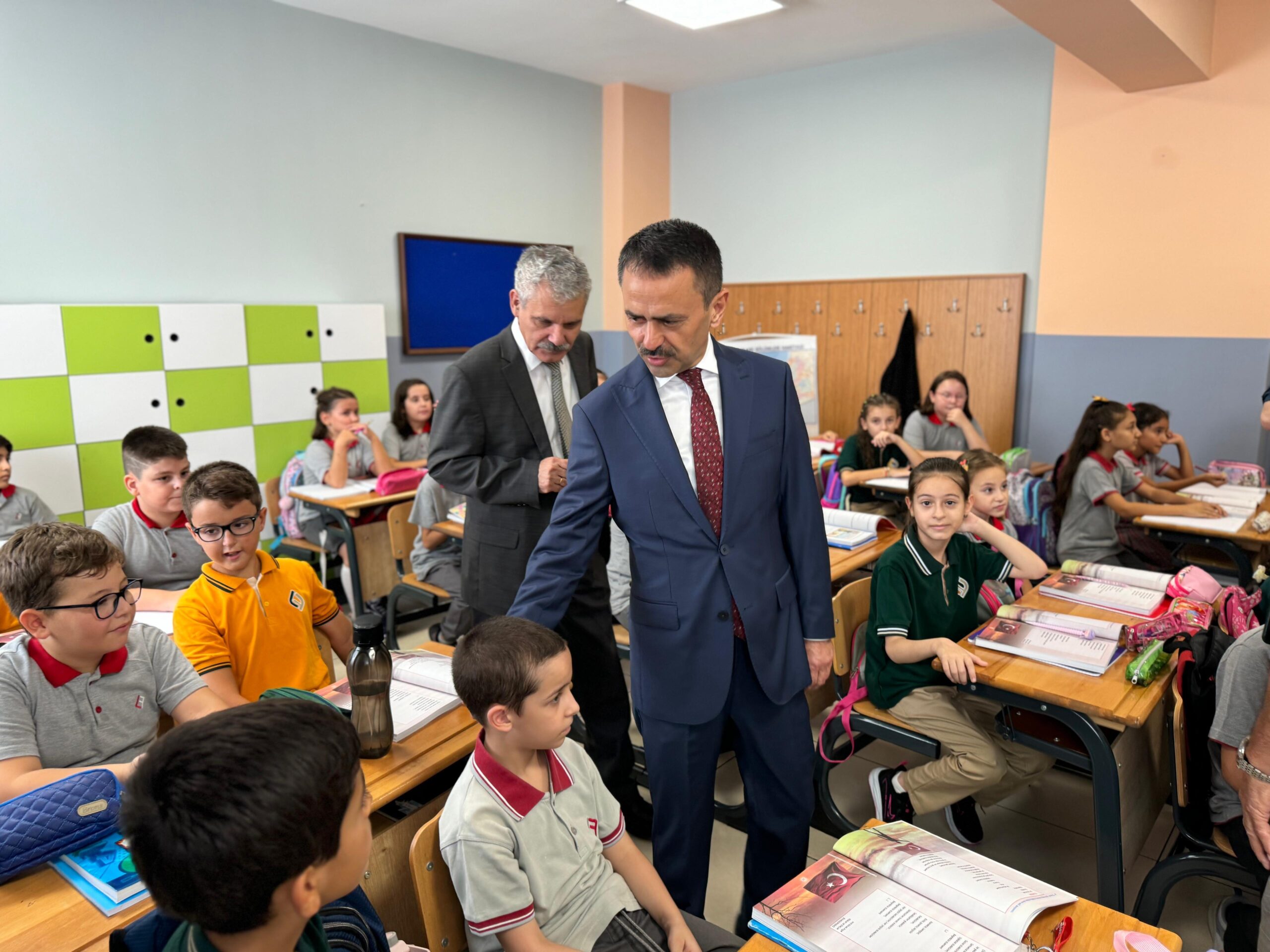 Kocaeli'de 433 bin öğrenci ders başı yaptı! Vali Aktaş ilk ders zilini öğrencilerle çaldı - Resim : 2