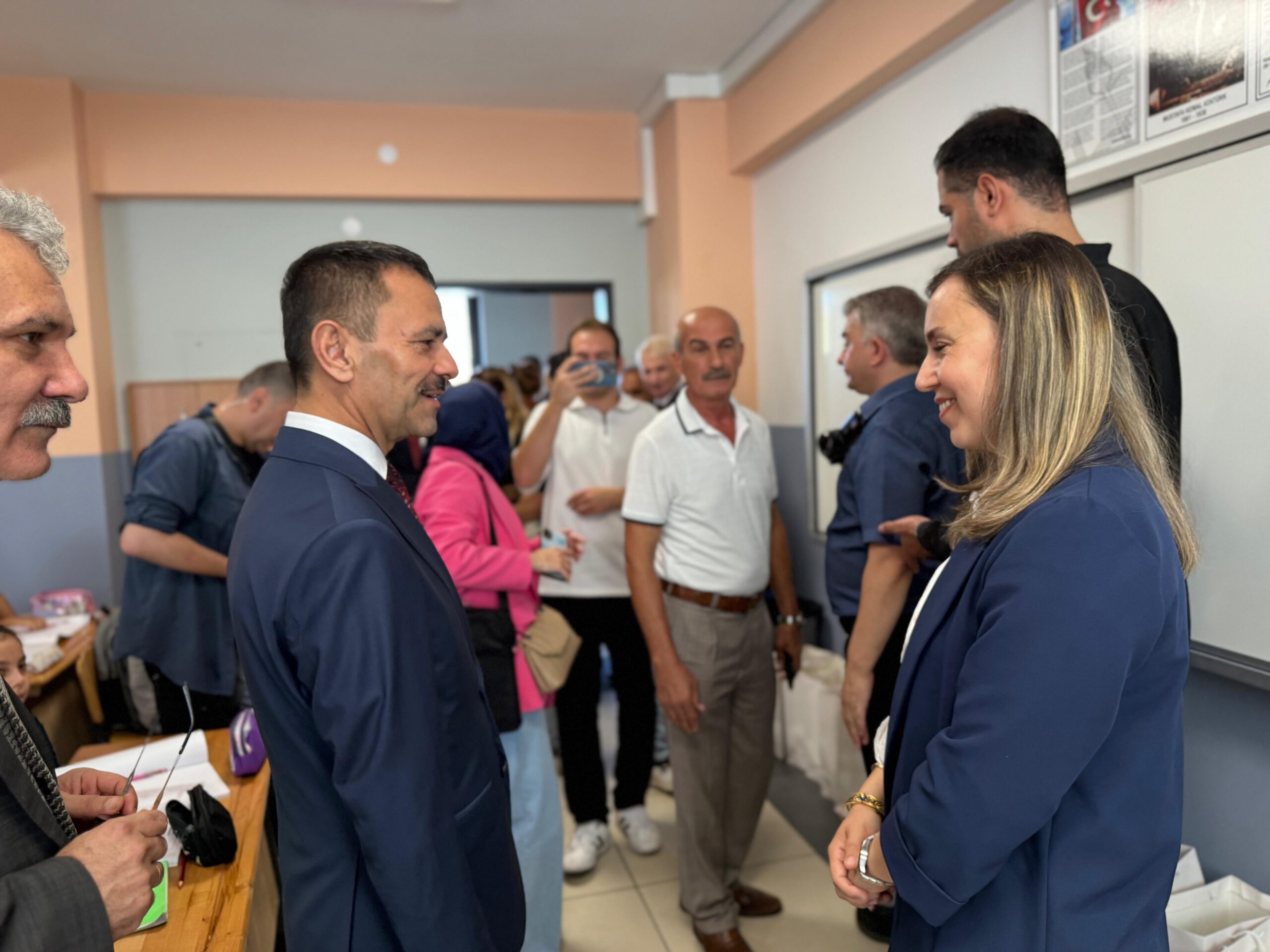 Kocaeli'de 433 bin öğrenci ders başı yaptı! Vali Aktaş ilk ders zilini öğrencilerle çaldı - Resim : 3