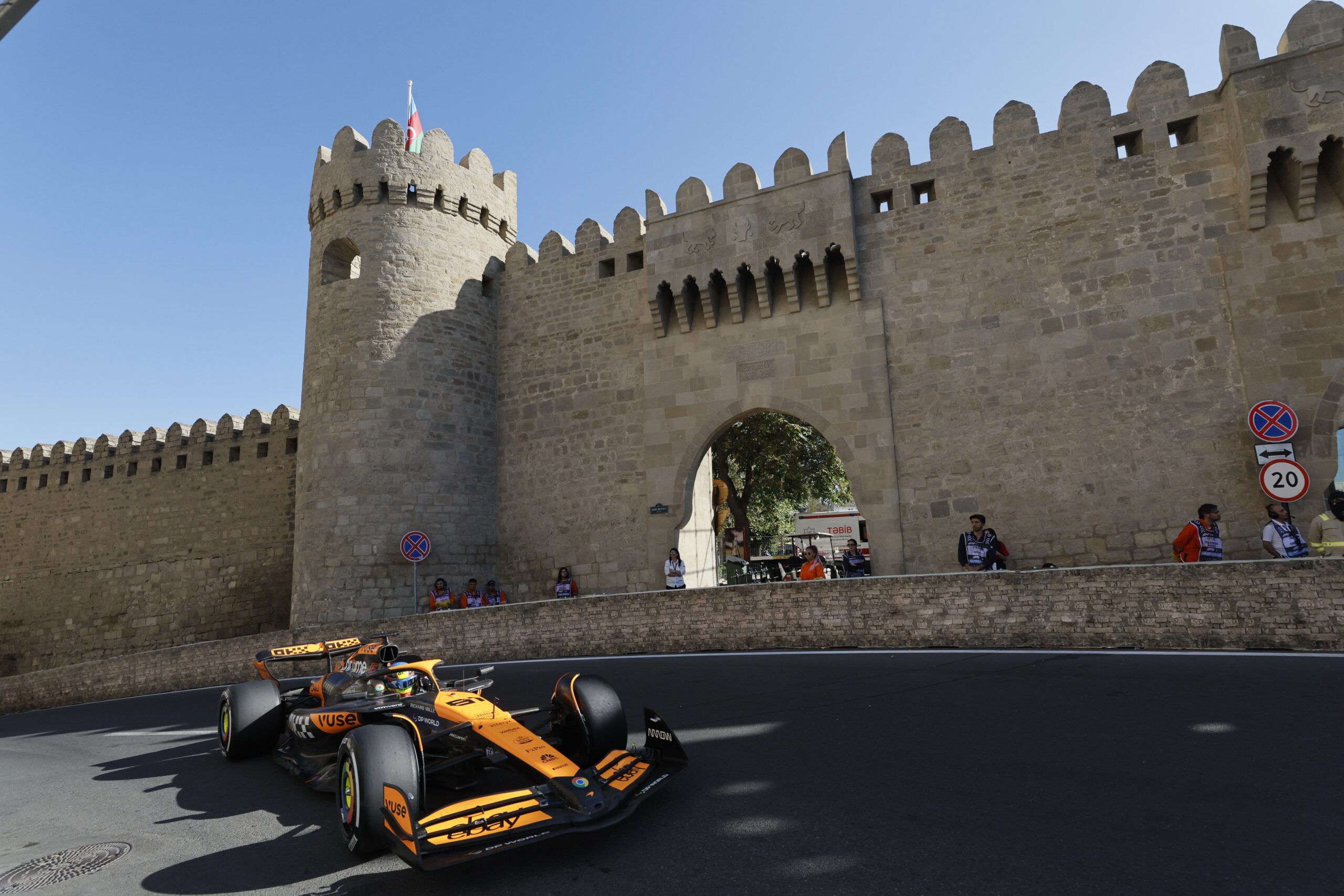 Oscar Piastri, Azerbaycan'da damalı bayrağı ilk sırada gördü - Resim : 2