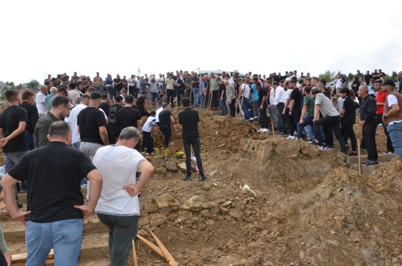 Silahlı kavgada vefat eden 2 kardeş son yolculuklarına uğurlandı - Resim : 4