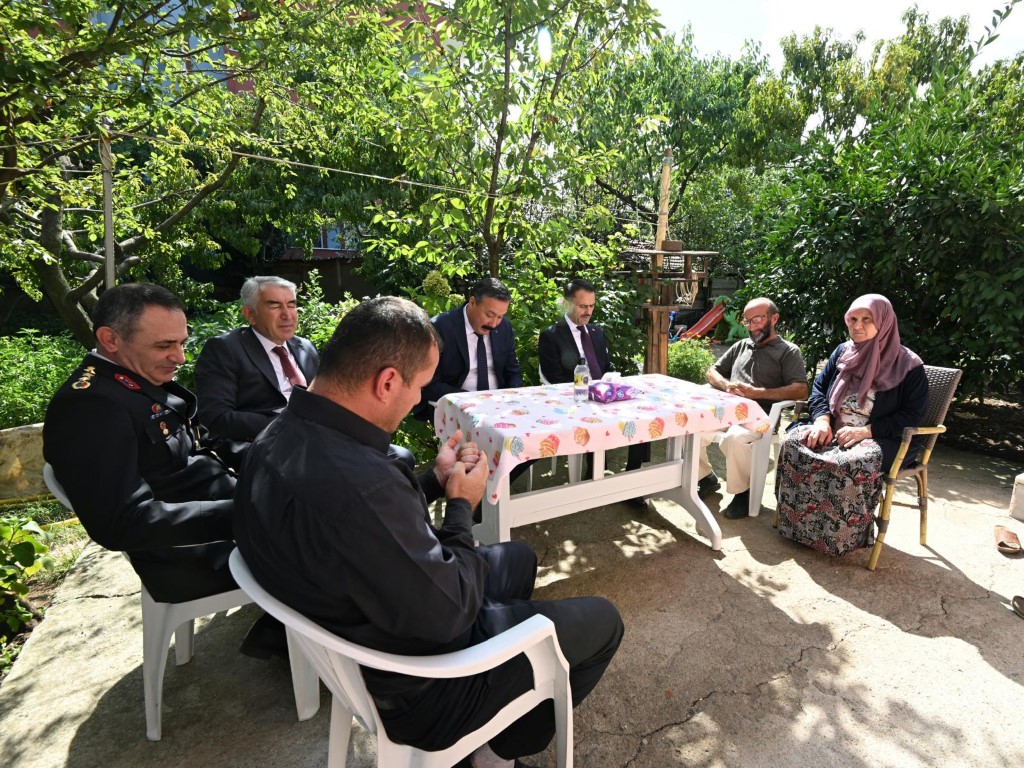 Vali İlhami Aktaş, Gölcük'teydi - Resim : 7