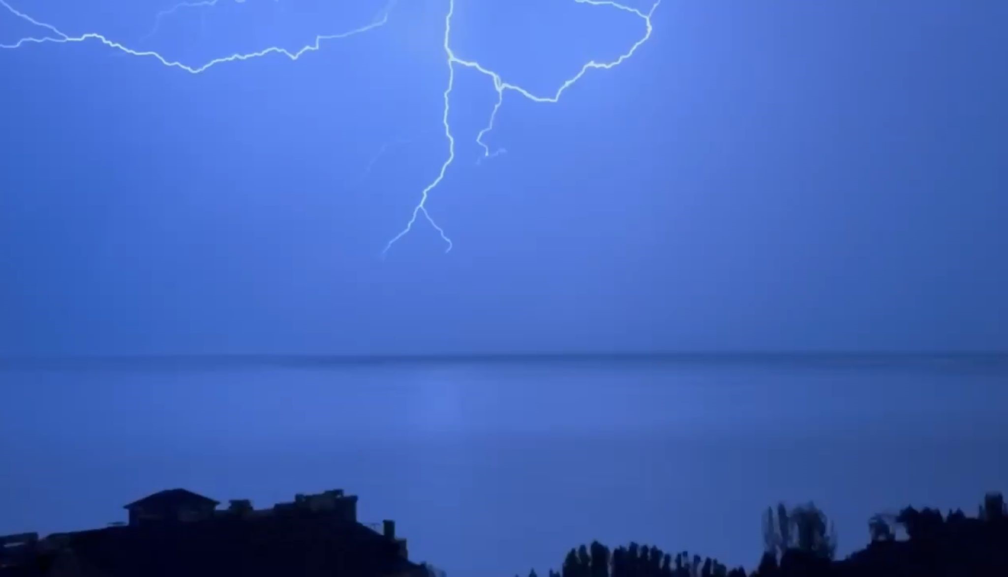 Van Gölü üzerinde müthiş görüntüler! Geceyi gündüze çevirdi - Resim : 2