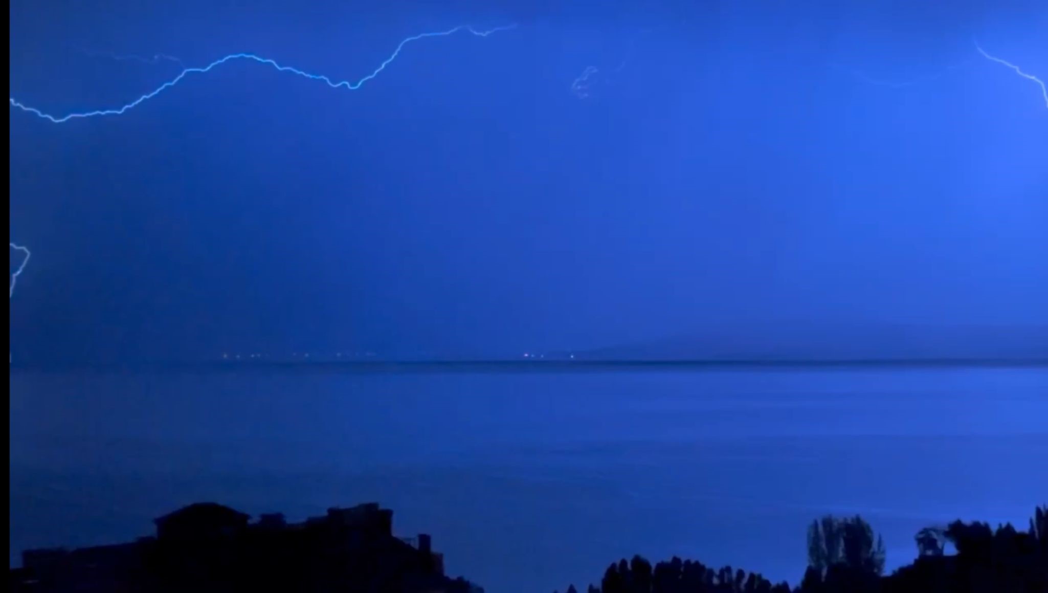 Van Gölü üzerinde müthiş görüntüler! Geceyi gündüze çevirdi - Resim : 1