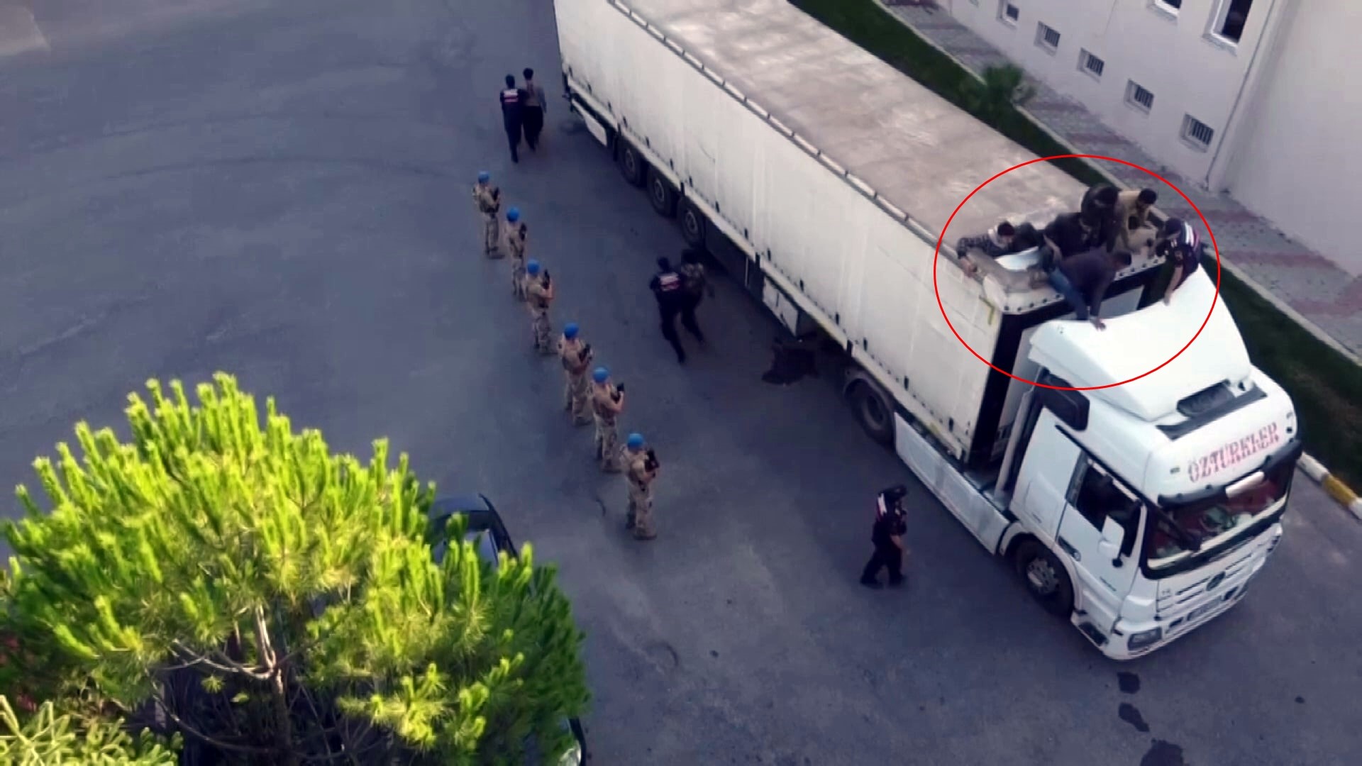 Van'dan yola çıktı, Sakarya'da durduruldu: İçinden çıkanlar 'yok artık' dedirtti! - Resim : 4