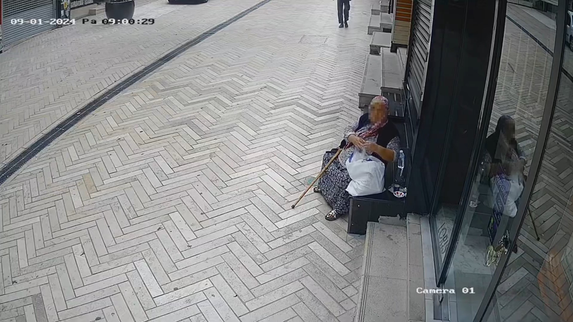 Yok böyle hırsızlık: Masanın üstünde duran fincanı çaldı! - Resim : 1