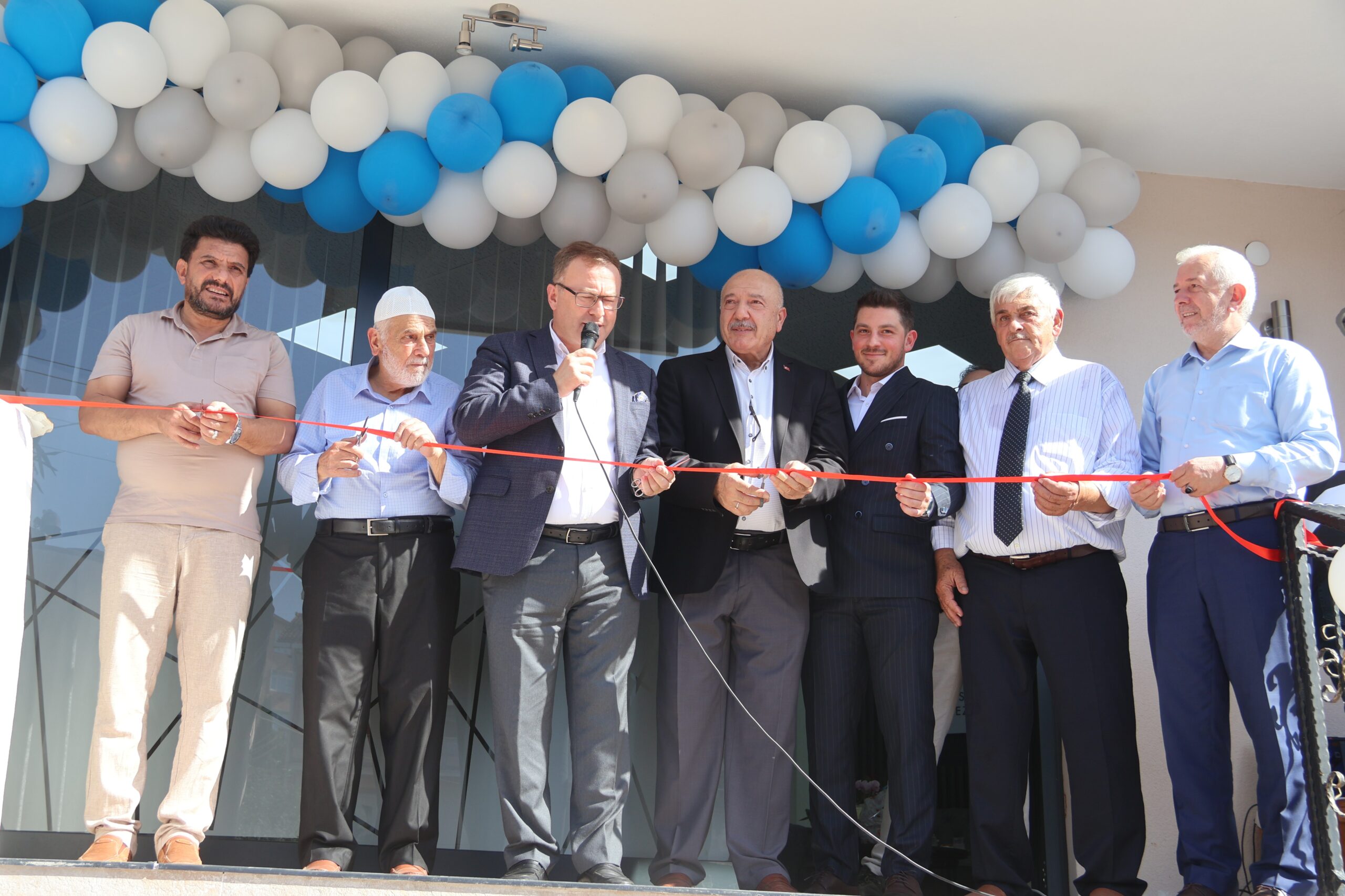 Doğup büyüdüğü yere muayenehane açtı! Yetkililer de ziyaretçiler arasında - Resim : 2