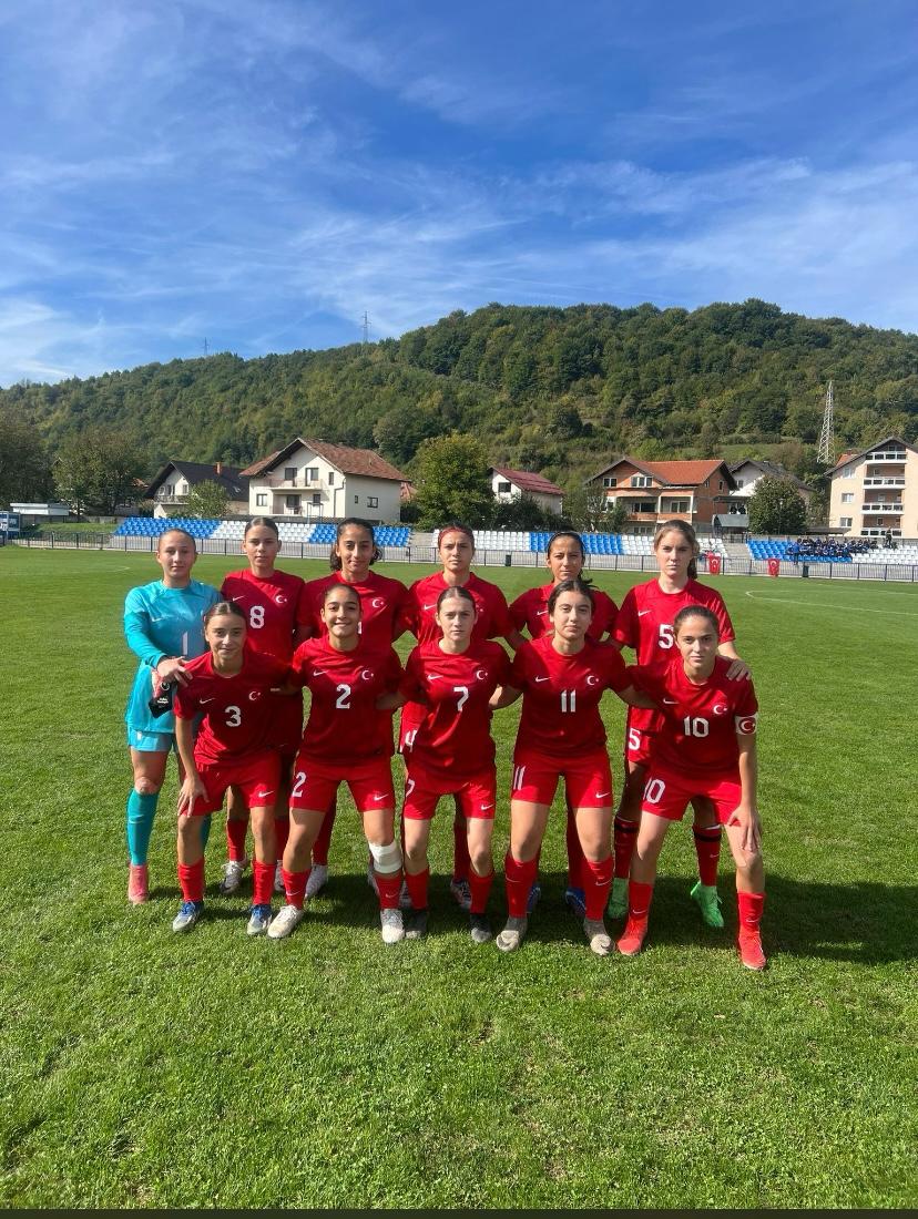 3 İzmitli kız futbolcu milli forma ile sahaya çıktı! - Resim : 1