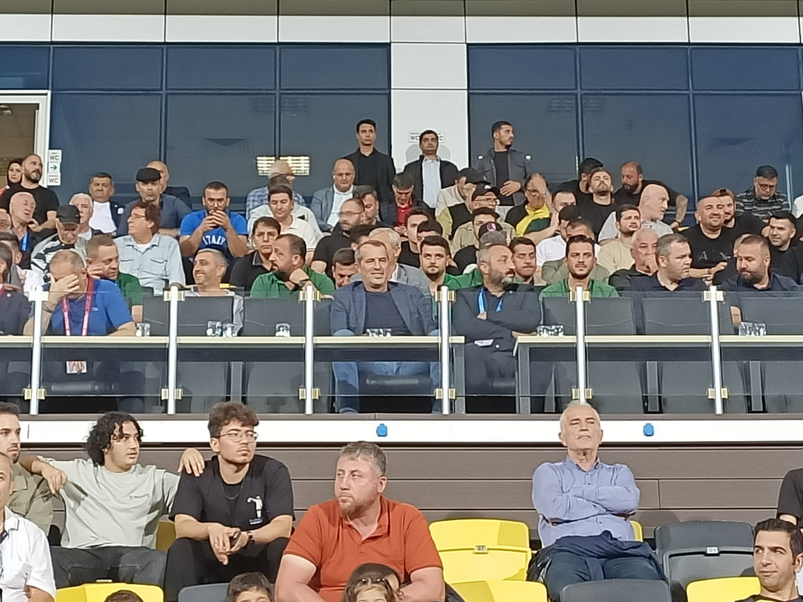 Saffet Sancaklı, Kocaelispor'un İstanbulspor karşılaşmasında tribündeki yerini aldı - Resim : 1