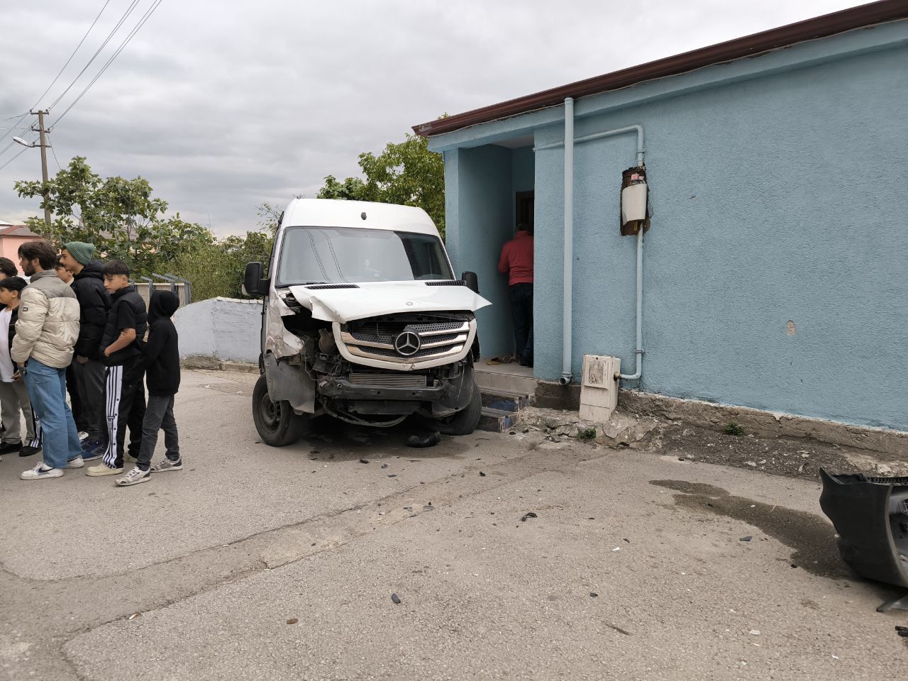 Kamyonetle çarpışan servis minibüsü evin duvarına çarptı - Resim : 1