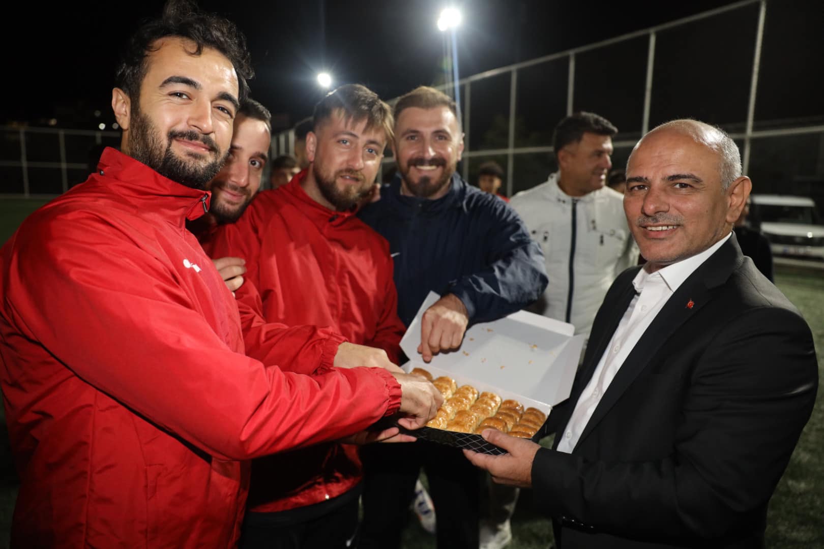 Körfez Belediye Başkanı Şener Söğüt'ten sporculara ziyaret! Baklava ikram etti - Resim : 1