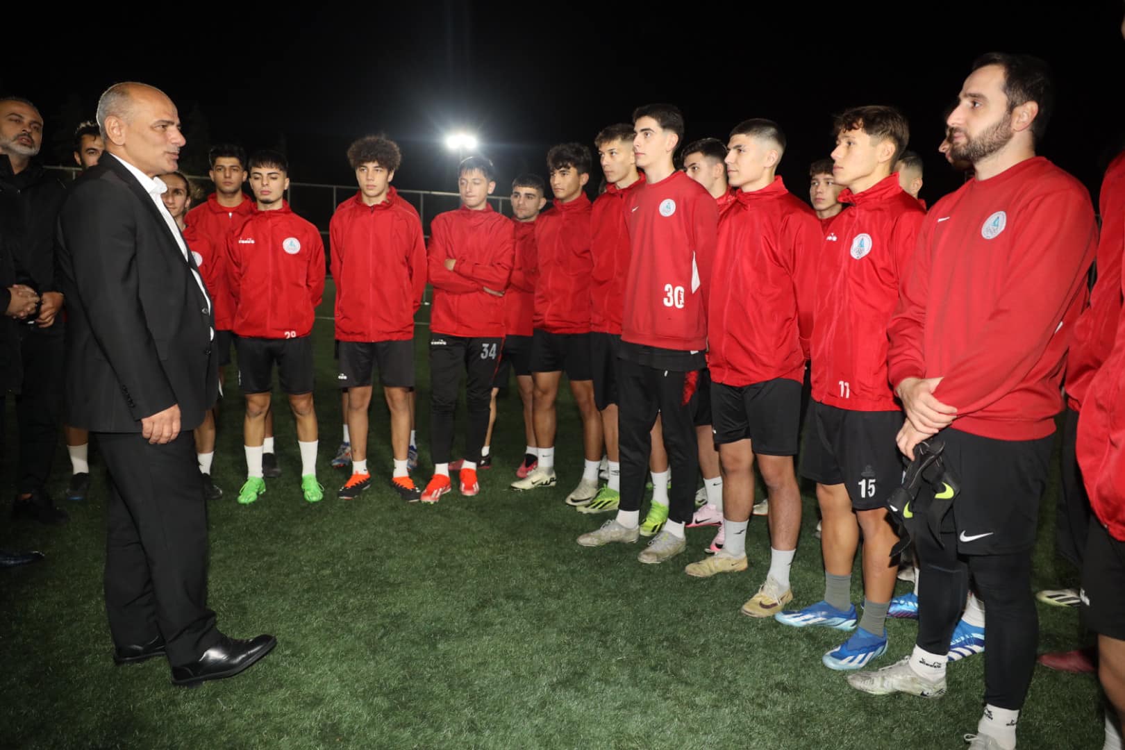 Körfez Belediye Başkanı Şener Söğüt'ten sporculara ziyaret! Baklava ikram etti - Resim : 2